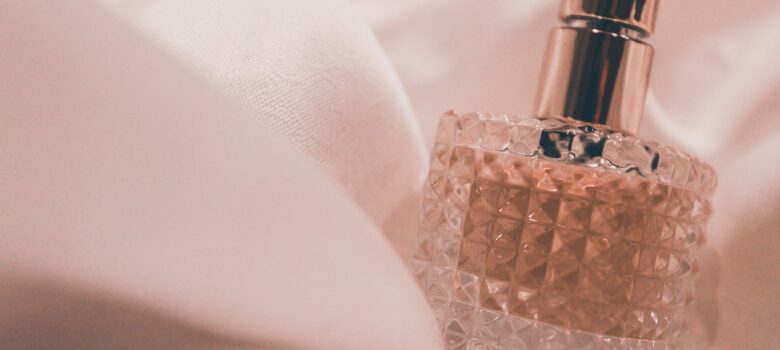 ピンクのガラスの香水瓶